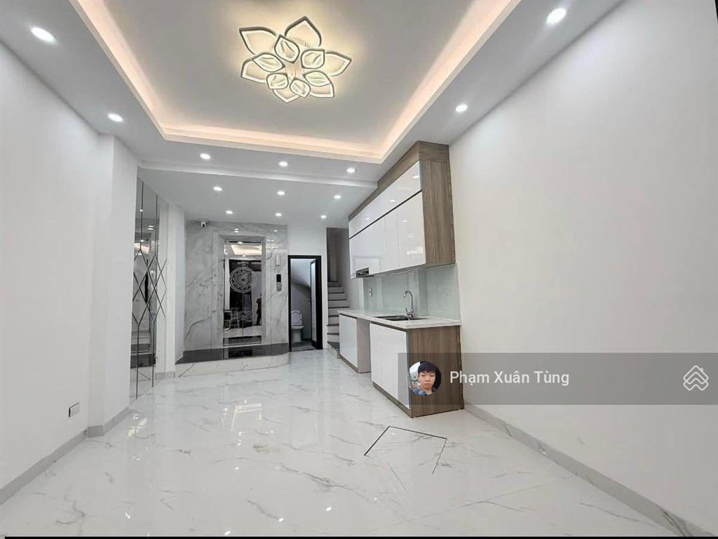 Xuân la  tây hồ, thang máy nhà đẹp, full nội thất ở luôn, ô tô đỗ cổng, sổ cc, 40m²