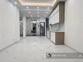 Xuân la  tây hồ, thang máy nhà đẹp, full nội thất ở luôn, ô tô đỗ cổng, sổ cc, 40m²