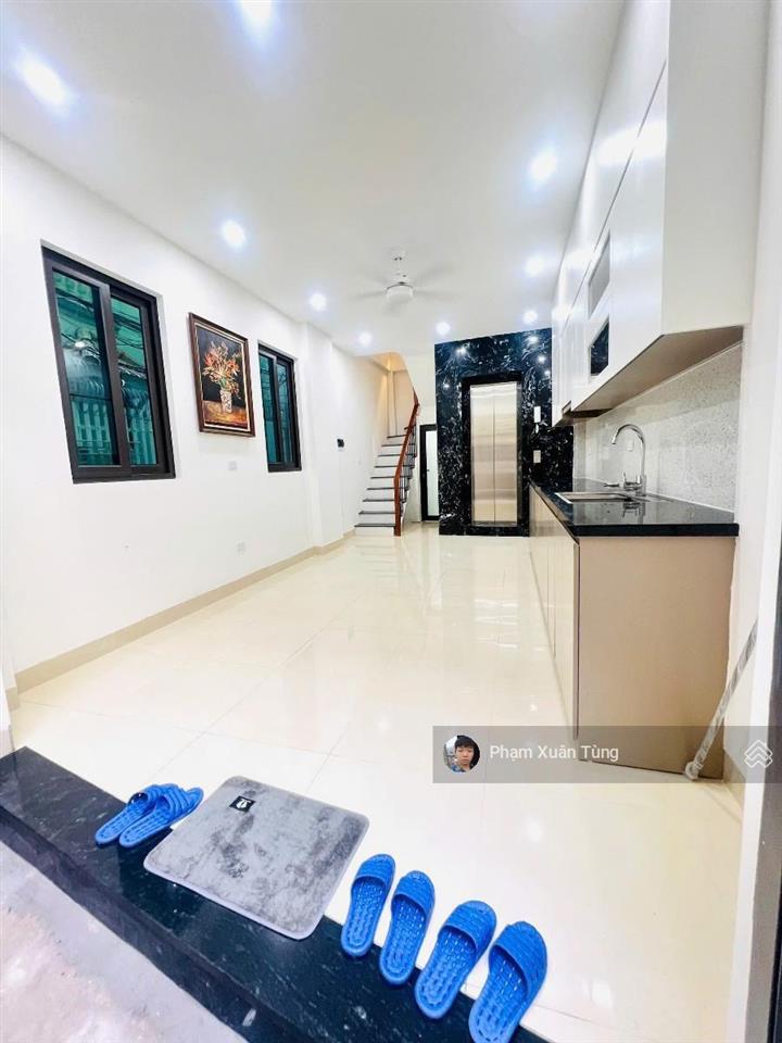 Lô góc cầu giấy, nhà mới thang máy, ô tô đỗ cửa, 30m ra phố, 2 thoáng, full nội thất ở luôn, 28.4m