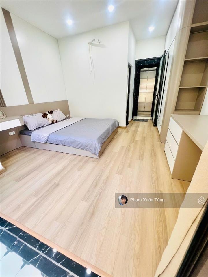 Lô góc cầu giấy, nhà mới thang máy, ô tô đỗ cửa, 30m ra phố, 2 thoáng, full nội thất ở luôn, 28.4m