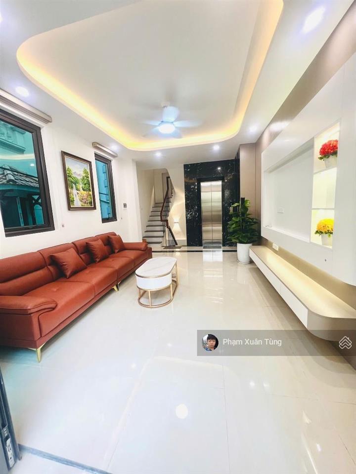 Lô góc cầu giấy, nhà mới thang máy, ô tô đỗ cửa, 30m ra phố, 2 thoáng, full nội thất ở luôn, 28.4m