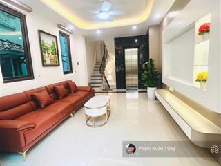 Lô góc cầu giấy, nhà mới thang máy, ô tô đỗ cửa, 30m ra phố, 2 thoáng, full nội thất ở luôn, 28.4m
