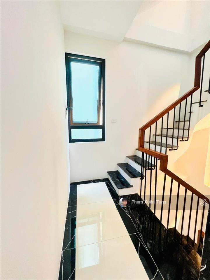 Lô góc cầu giấy, nhà mới thang máy, ô tô đỗ cửa, 30m ra phố, 2 thoáng, full nội thất ở luôn, 28.4m
