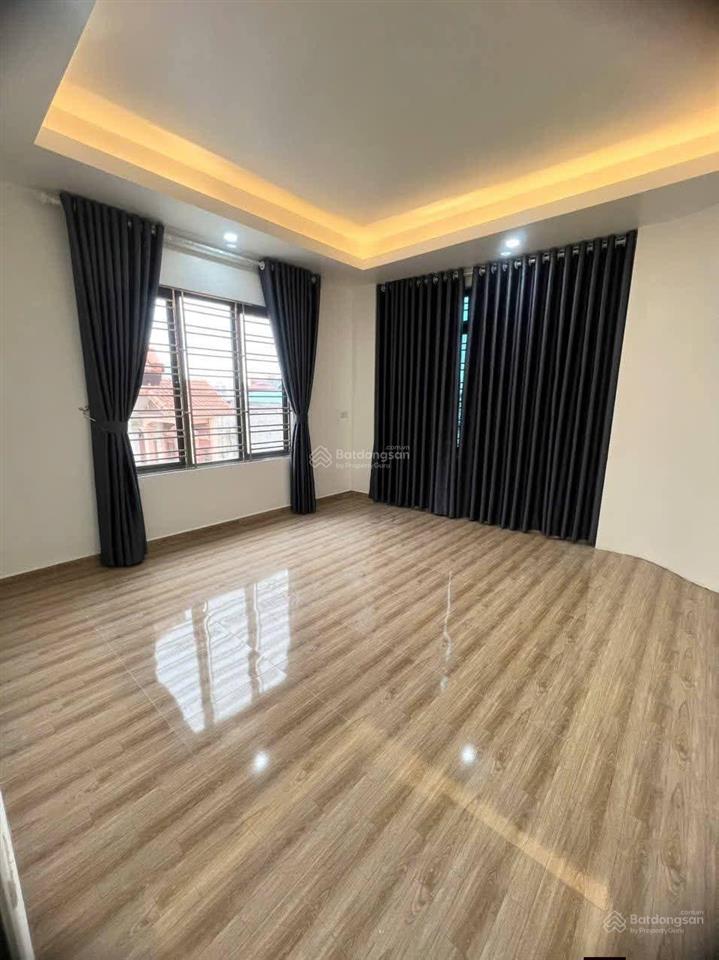 Bán gấp! cầu giấy, ngõ 3 gác tránh, thông tứ tung, gần phố, thoáng, sân xe, 41.6m2*5t