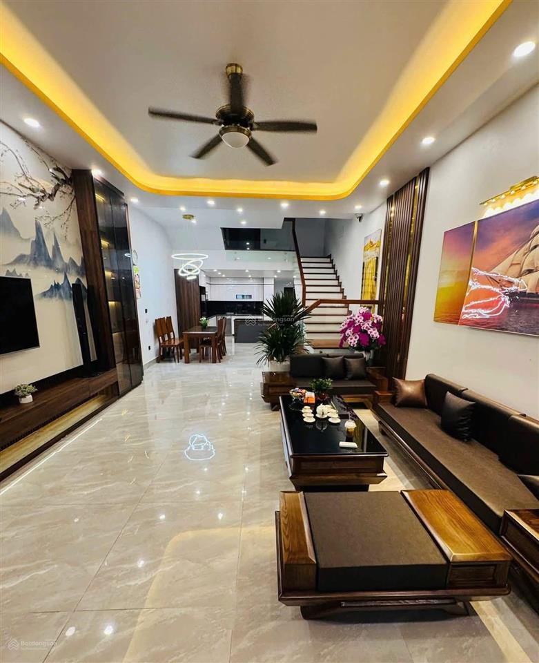 Bán nhà trần thái tông, dân xây chắc chắn, ngõ 3 gác tránh, 60m ra phố, thoáng, sân xe, 38.6m2*5t