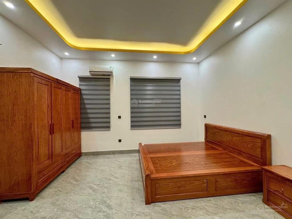 Bán nhà trần thái tông, dân xây chắc chắn, ngõ 3 gác tránh, 60m ra phố, thoáng, sân xe, 38.6m2*5t