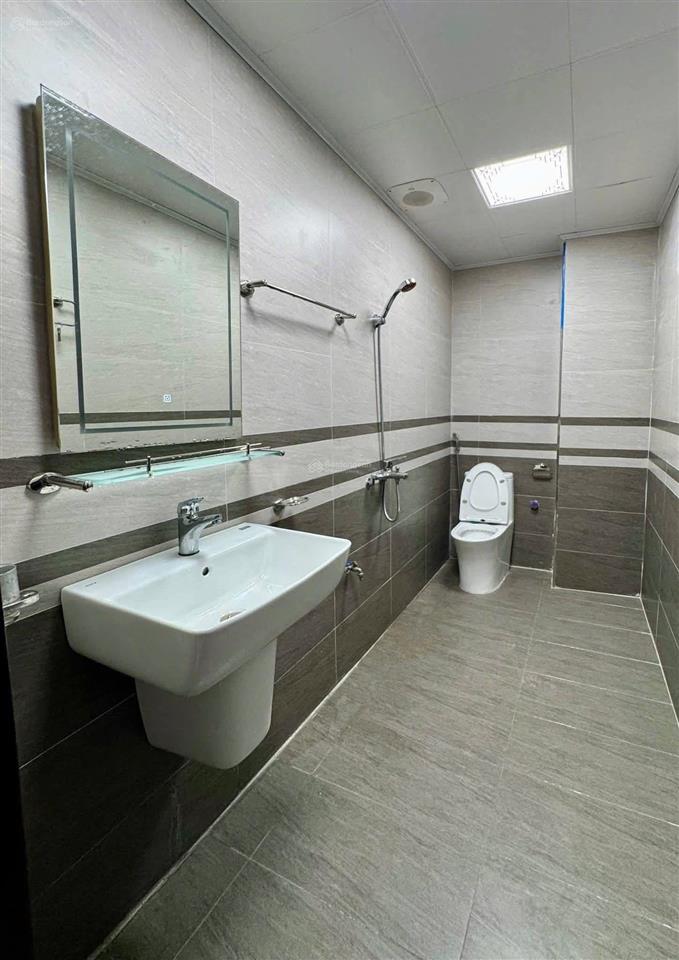 Bán nhà trần thái tông, dân xây chắc chắn, ngõ 3 gác tránh, 60m ra phố, thoáng, sân xe, 38.6m2*5t