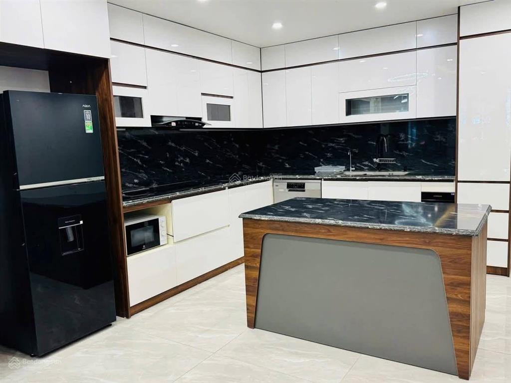 Bán nhà trần thái tông, dân xây chắc chắn, ngõ 3 gác tránh, 60m ra phố, thoáng, sân xe, 38.6m2*5t