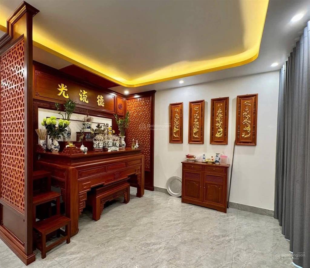 Bán nhà trần thái tông, dân xây chắc chắn, ngõ 3 gác tránh, 60m ra phố, thoáng, sân xe, 38.6m2*5t