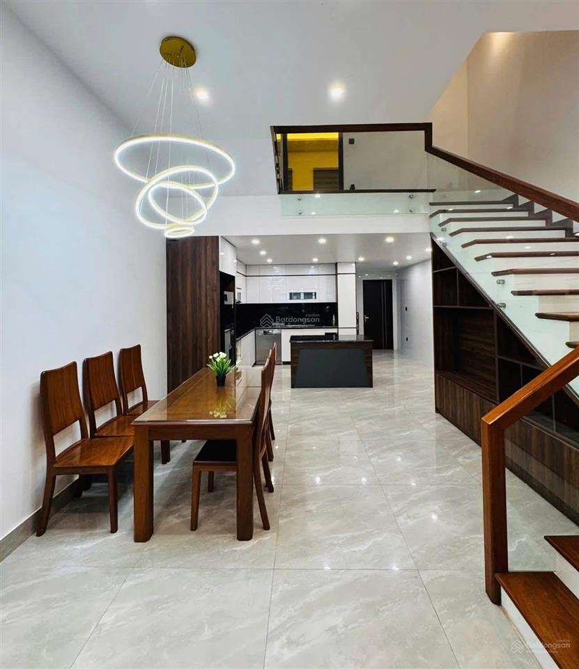 Bán nhà trần thái tông, dân xây chắc chắn, ngõ 3 gác tránh, 60m ra phố, thoáng, sân xe, 38.6m2*5t
