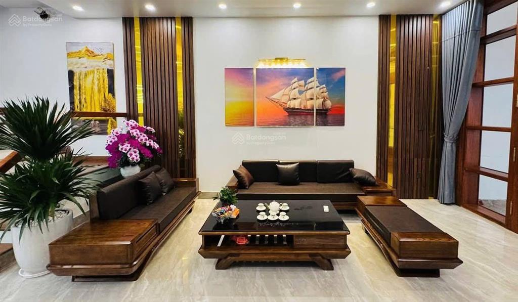 Bán nhà trần thái tông, dân xây chắc chắn, ngõ 3 gác tránh, 60m ra phố, thoáng, sân xe, 38.6m2*5t