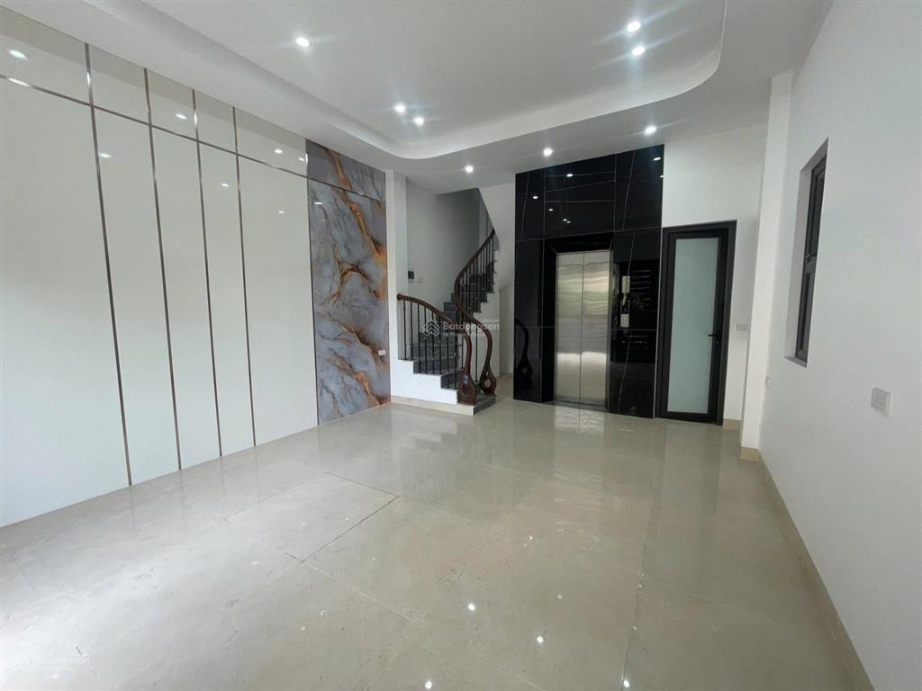 Ngọc khánh, nhà đẹp thang máy xịn sò, ngõ 3 gác thông, 10m ra ô tô, mới ở ngay, 42m2*6t