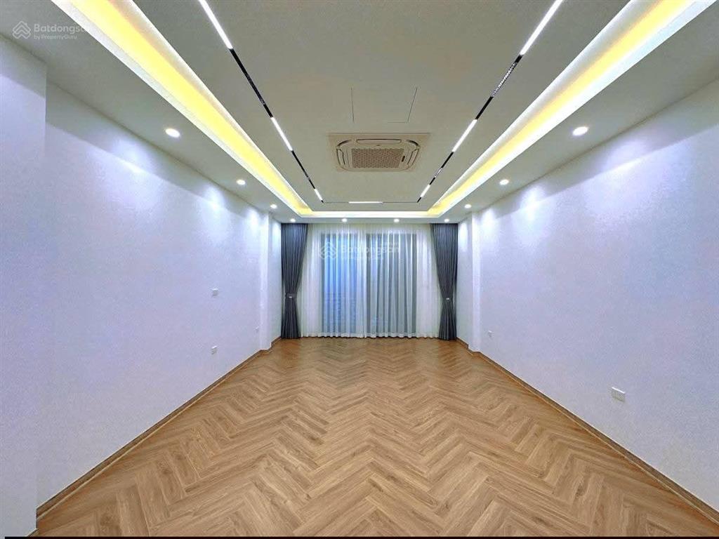 Võ chí cônglạc long quân, nhà mới thang máy, ô tô sát nhà, 3 thoáng, ở sướng, giá tốt khu vực