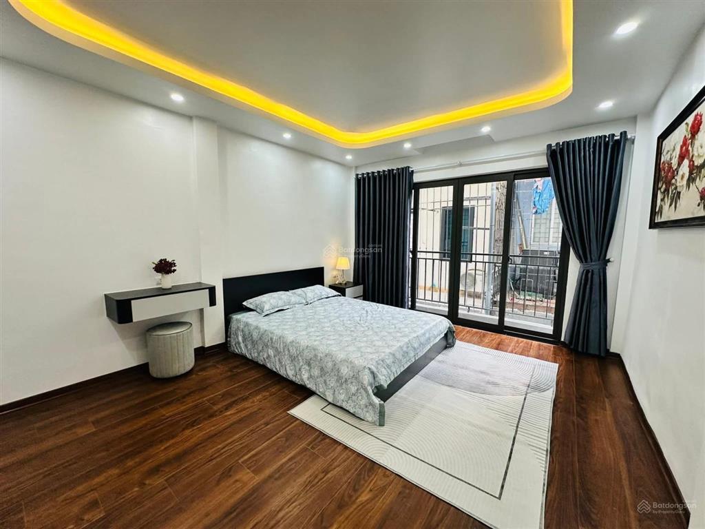 Hoàng quốc việt, xây chắc chắn, ngõ 3 gác, 30m ôtô đỗ, tặng nt, mới ở ngay, 39m2*5t