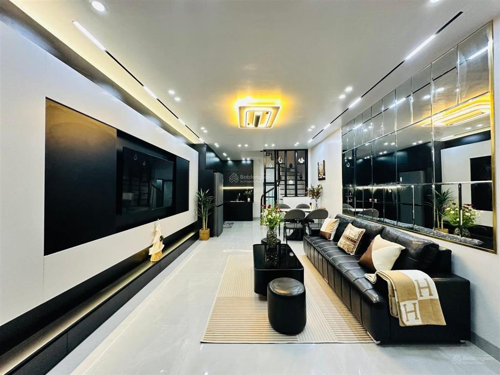 Hoàng quốc việt, xây chắc chắn, ngõ 3 gác, 30m ôtô đỗ, tặng nt, mới ở ngay, 39m2*5t