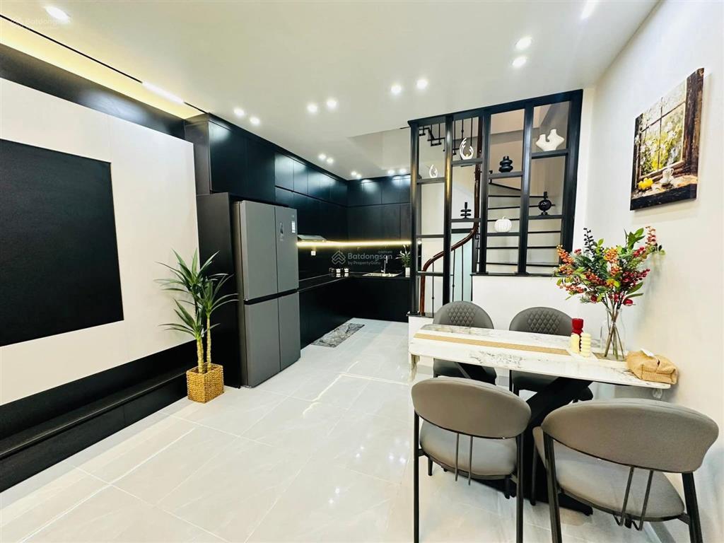 Hoàng quốc việt, xây chắc chắn, ngõ 3 gác, 30m ôtô đỗ, tặng nt, mới ở ngay, 39m2*5t