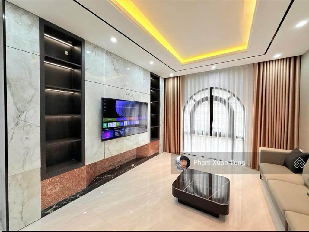 Bán nhà trần thái tông, thang máy, xây chắc chắn, ngõ 3 gác tránh, vài chục m ra phố, 2 thoáng