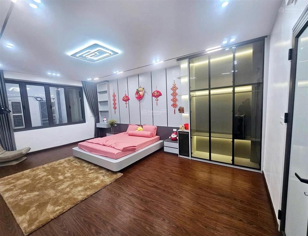 Ngọc khánh  la thành, ngõ thông 3 gác tránh, trước nhà 3m, gần phố, tặng nt, ở ngay, 39.6m2*5t