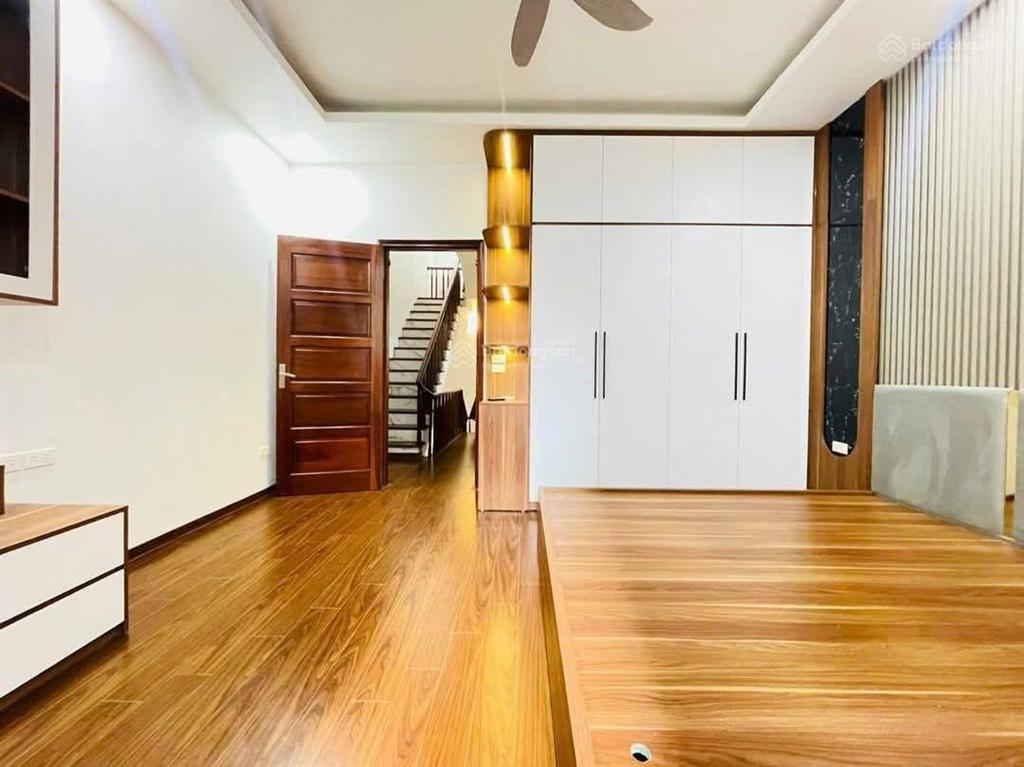 Bán nhà trần thái tông, dân xây chắc chắn, ngõ 3 gác tránh, 30m ra phố, thoáng, sân xe, 42m2*5t