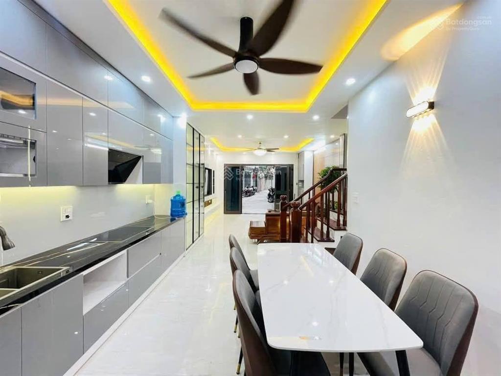 Bán nhà trần thái tông, dân xây chắc chắn, ngõ 3 gác tránh, 30m ra phố, thoáng, sân xe, 42m2*5t