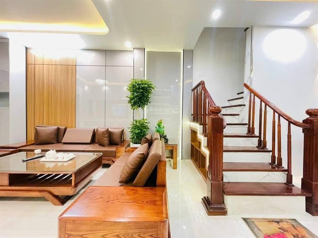 Bán nhà trần thái tông, dân xây chắc chắn, ngõ 3 gác tránh, 30m ra phố, thoáng, sân xe, 42m2*5t
