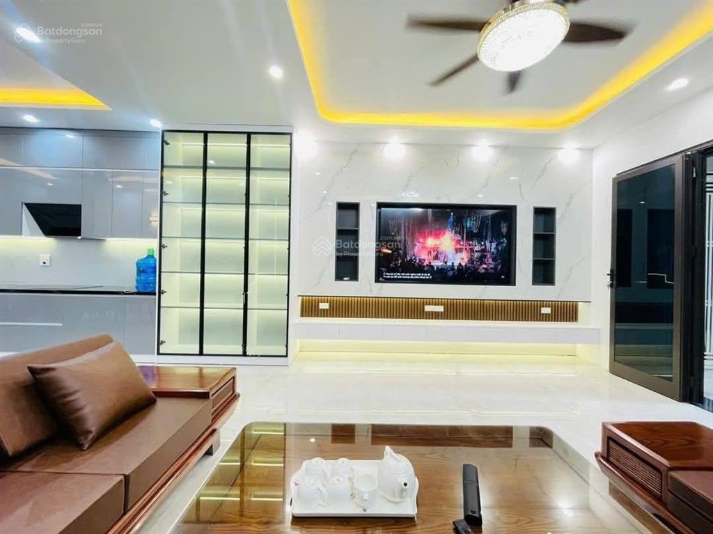 Bán nhà trần thái tông, dân xây chắc chắn, ngõ 3 gác tránh, 30m ra phố, thoáng, sân xe, 42m2*5t