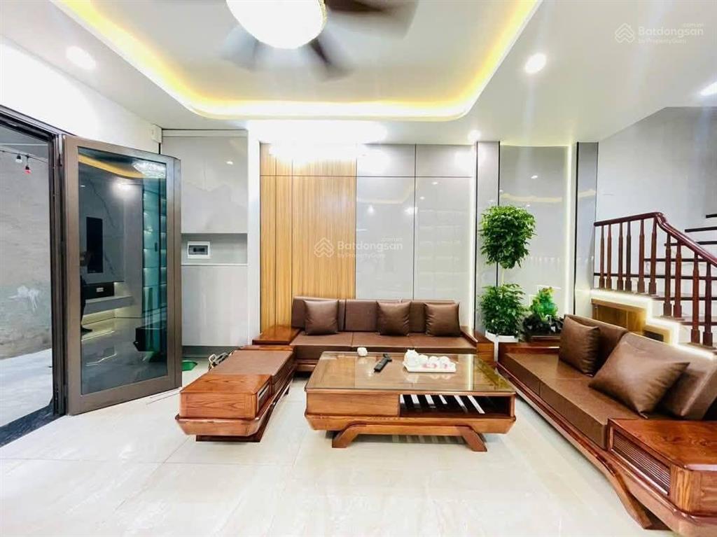 Bán nhà trần thái tông, dân xây chắc chắn, ngõ 3 gác tránh, 30m ra phố, thoáng, sân xe, 42m2*5t