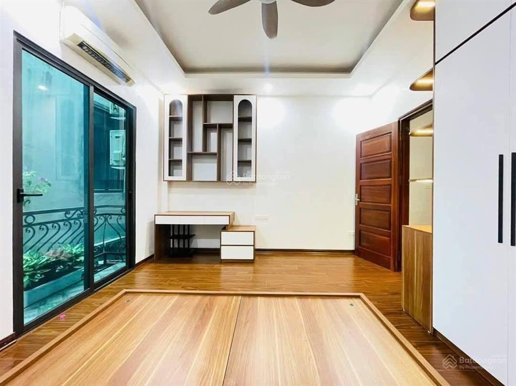Bán nhà trần thái tông, dân xây chắc chắn, ngõ 3 gác tránh, 30m ra phố, thoáng, sân xe, 42m2*5t