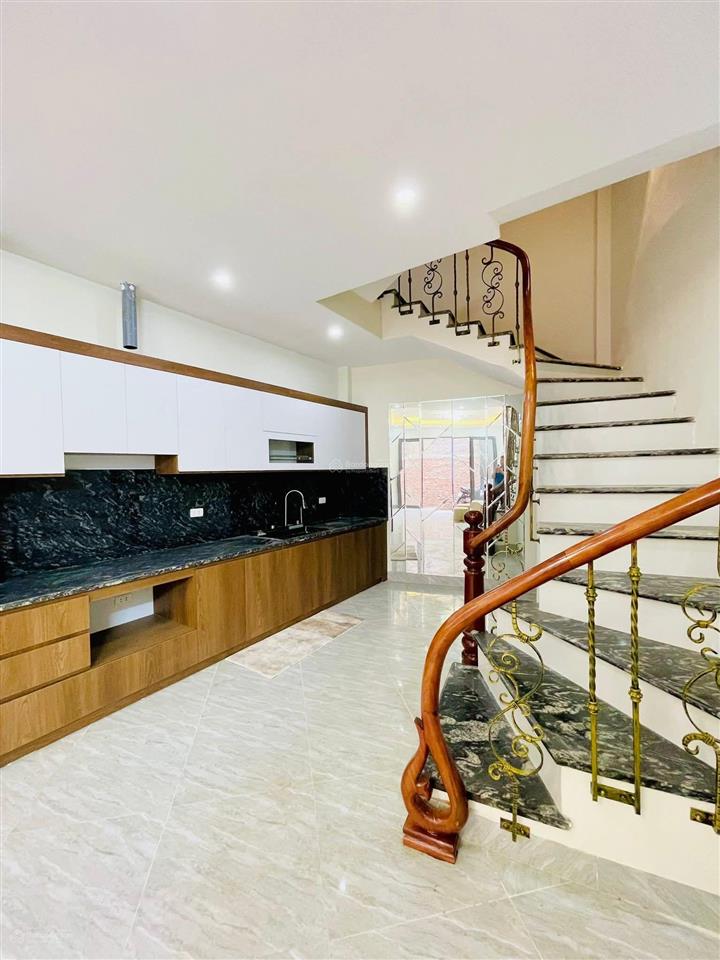 Bán nhanh! trần thái tông, dân xây chắc chắn, ngõ 3 gác tránh, 70m ra phố, thoáng, sân xe, 45m2*5t