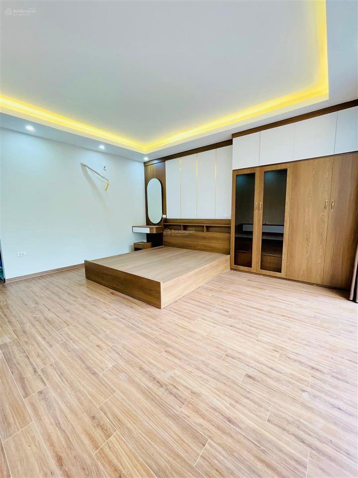 Bán nhanh! trần thái tông, dân xây chắc chắn, ngõ 3 gác tránh, 70m ra phố, thoáng, sân xe, 45m2*5t