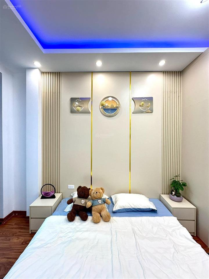 Bán nhà dịch vọng  cầu giấy, ngõ 3 gác tránh, 1 ngoặt ra phố, trước nhà thoáng, ở luôn, 40m2*5t