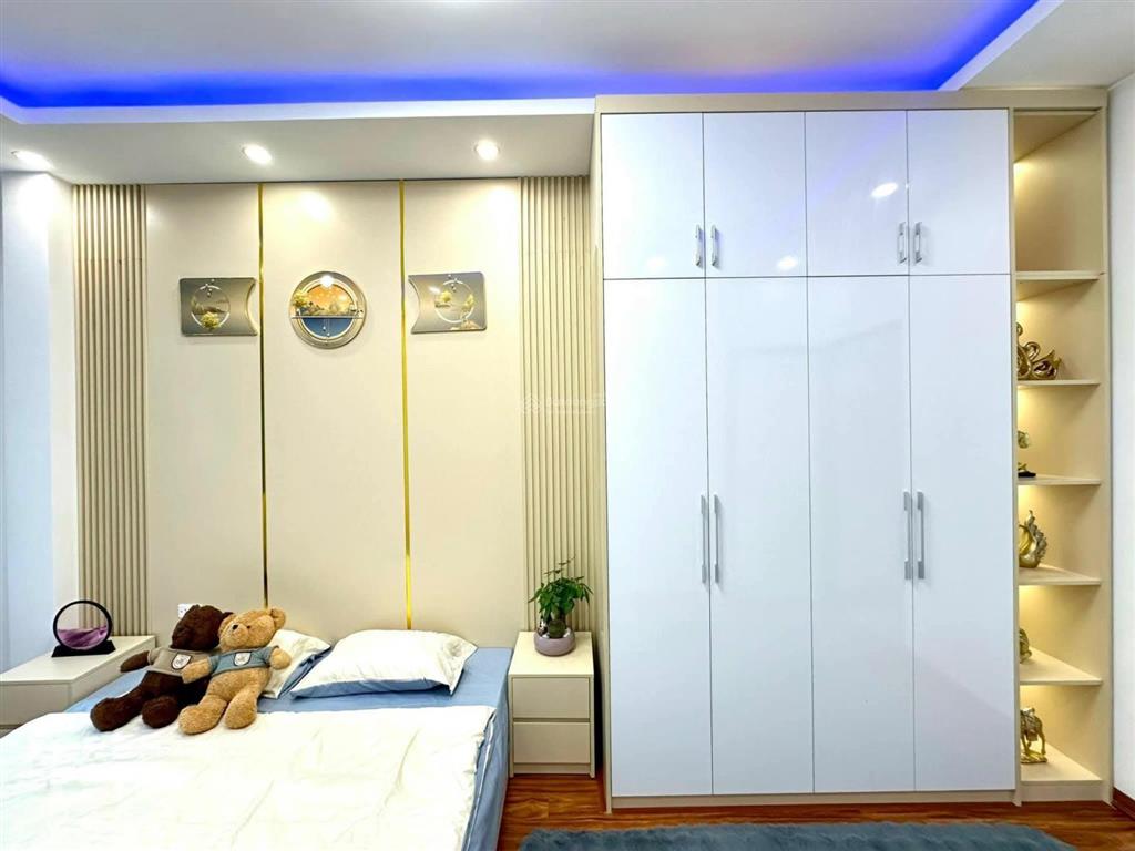 Bán nhà dịch vọng  cầu giấy, ngõ 3 gác tránh, 1 ngoặt ra phố, trước nhà thoáng, ở luôn, 40m2*5t