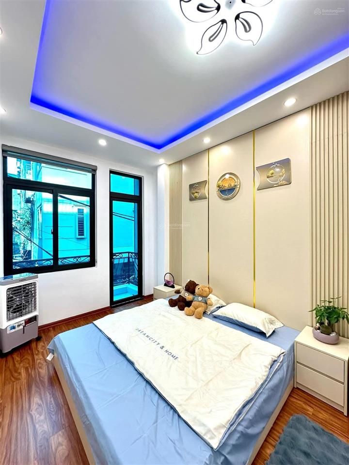 Bán nhà dịch vọng  cầu giấy, ngõ 3 gác tránh, 1 ngoặt ra phố, trước nhà thoáng, ở luôn, 40m2*5t
