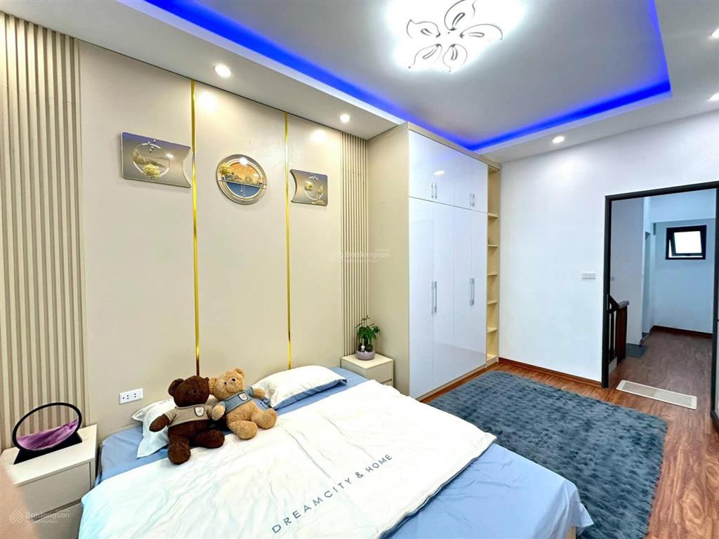 Bán nhà dịch vọng  cầu giấy, ngõ 3 gác tránh, 1 ngoặt ra phố, trước nhà thoáng, ở luôn, 40m2*5t