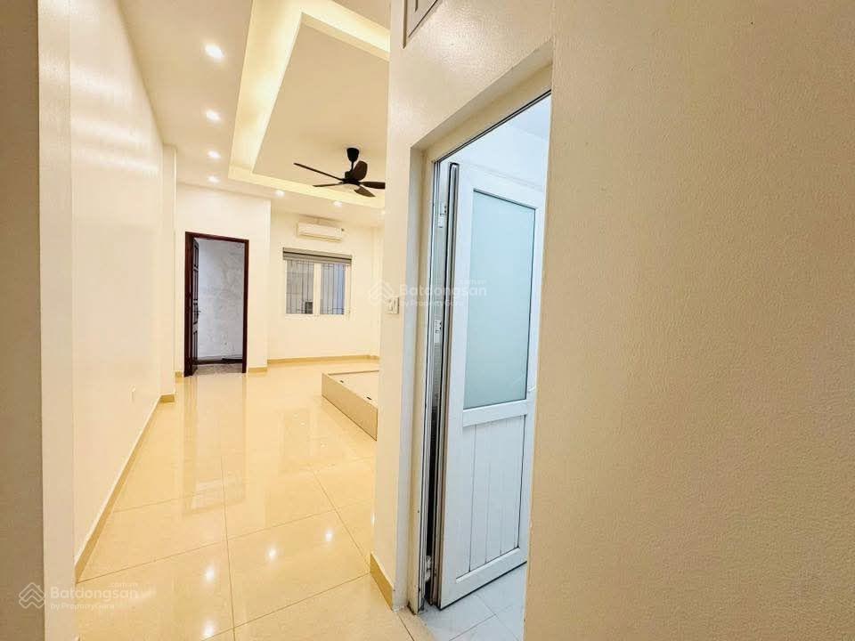 Giảm sốc! cầu giấy, ô tô đỗ cổng, dân xây chắc chắn 50m ô tô ra phố, thoáng, 44m2*5t