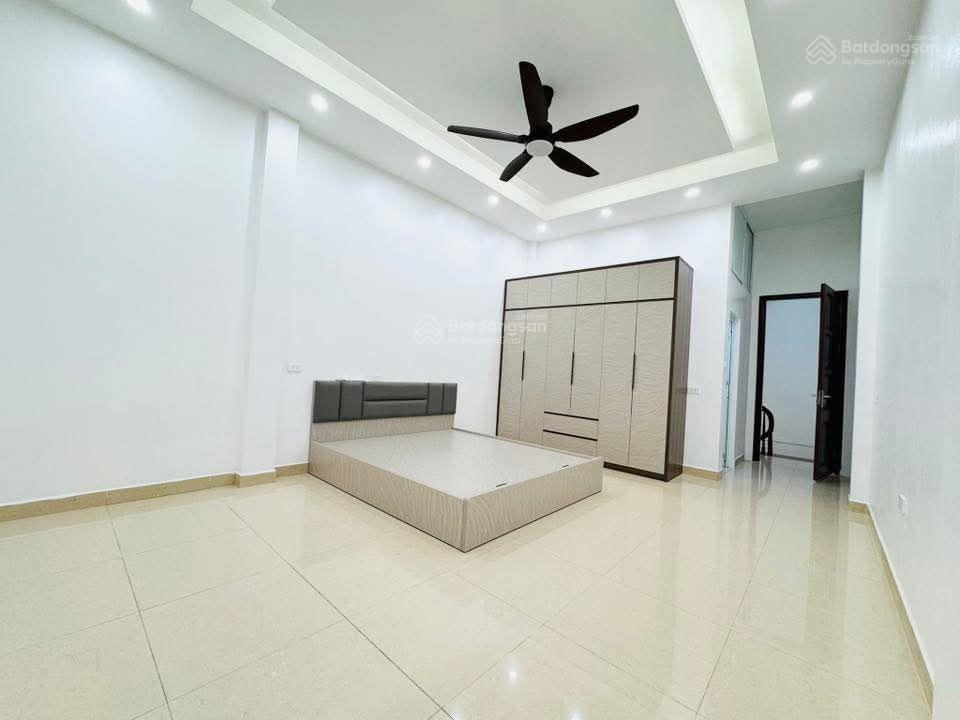Giảm sốc! cầu giấy, ô tô đỗ cổng, dân xây chắc chắn 50m ô tô ra phố, thoáng, 44m2*5t