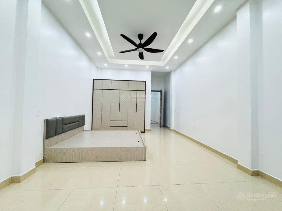 Giảm sốc! cầu giấy, ô tô đỗ cổng, dân xây chắc chắn 50m ô tô ra phố, thoáng, 44m2*5t