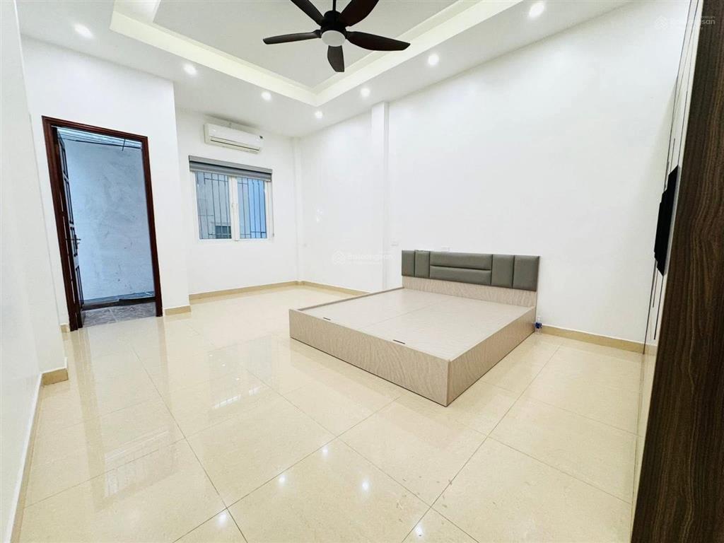 Giảm sốc! cầu giấy, ô tô đỗ cổng, dân xây chắc chắn 50m ô tô ra phố, thoáng, 44m2*5t