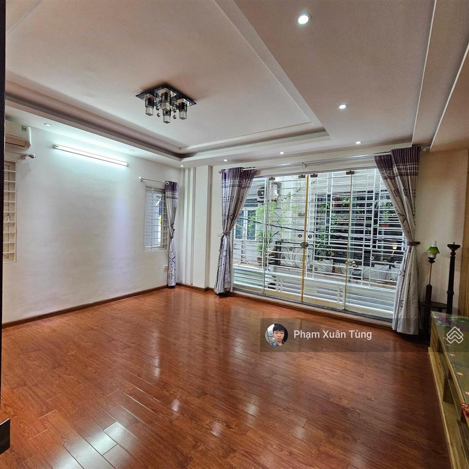 Giảm sâu! trung tâm cầu giấy, ngõ thông, dân xây chắc chắn 70m ôtô ra phố, 2 thoáng, sân xe, 39m2