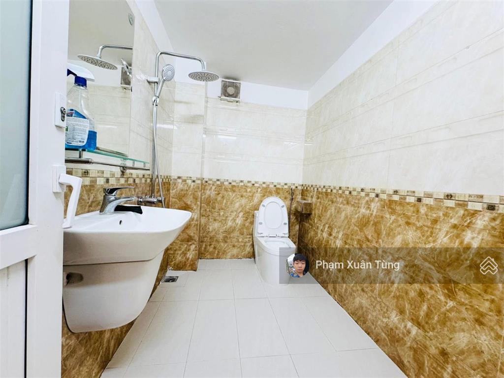 Giảm sâu! trung tâm cầu giấy, ngõ thông, dân xây chắc chắn 70m ôtô ra phố, 2 thoáng, sân xe, 39m2