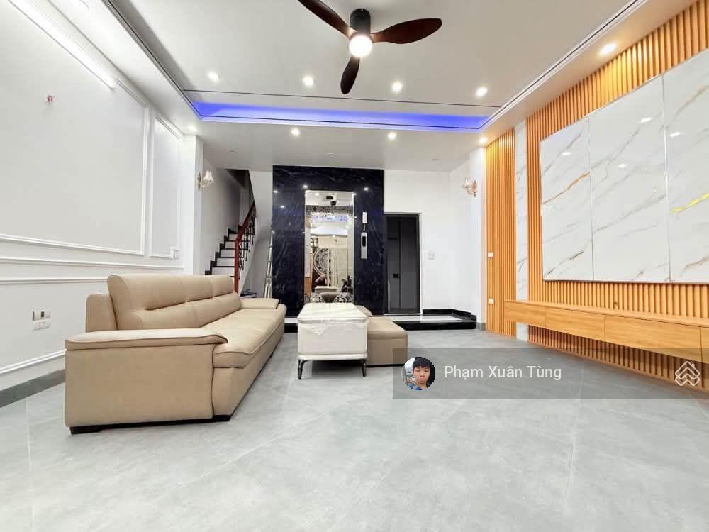 Hoa hậu! xuân thủy, nhà mới thang máy, xây tâm huyết, ngõ thông, gần phố, thoáng, 50m ôtô đỗ, 45m2