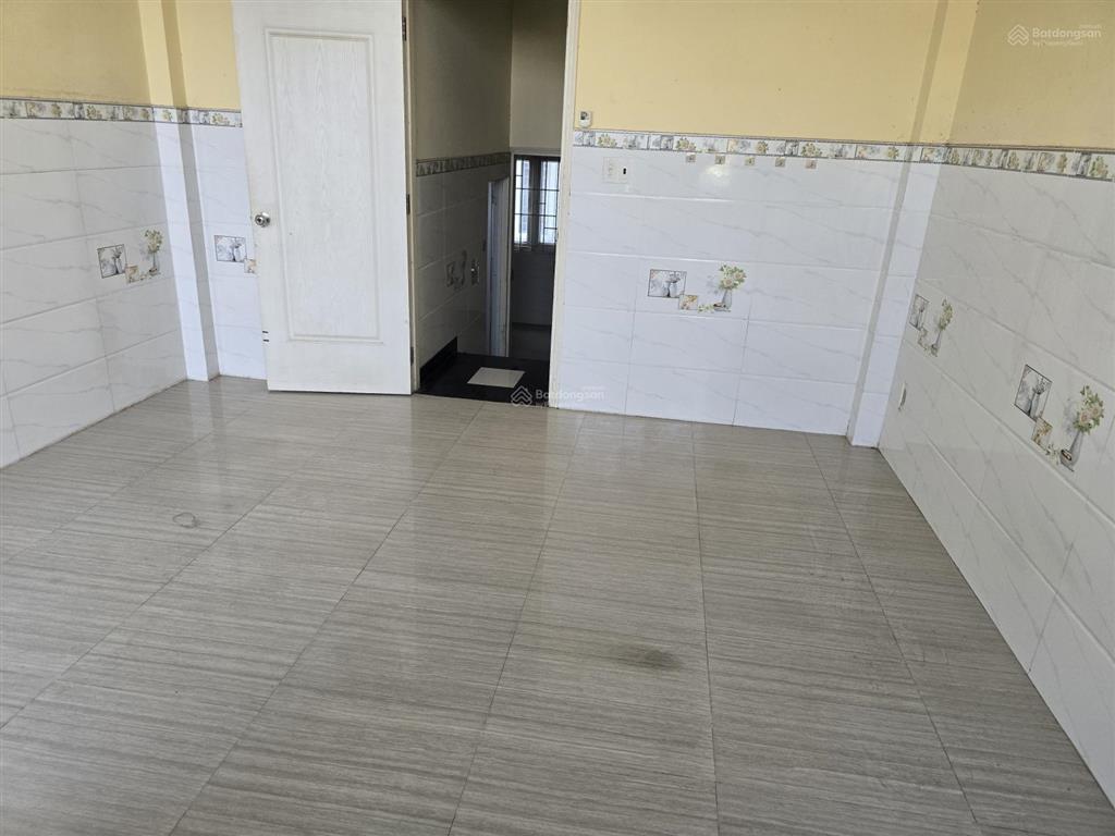 Nhà lò lu cách 100m. dt 71m2 x 2 tầng, 2 phòng ngủ đường xe hơi, giá 3.9 tỷ