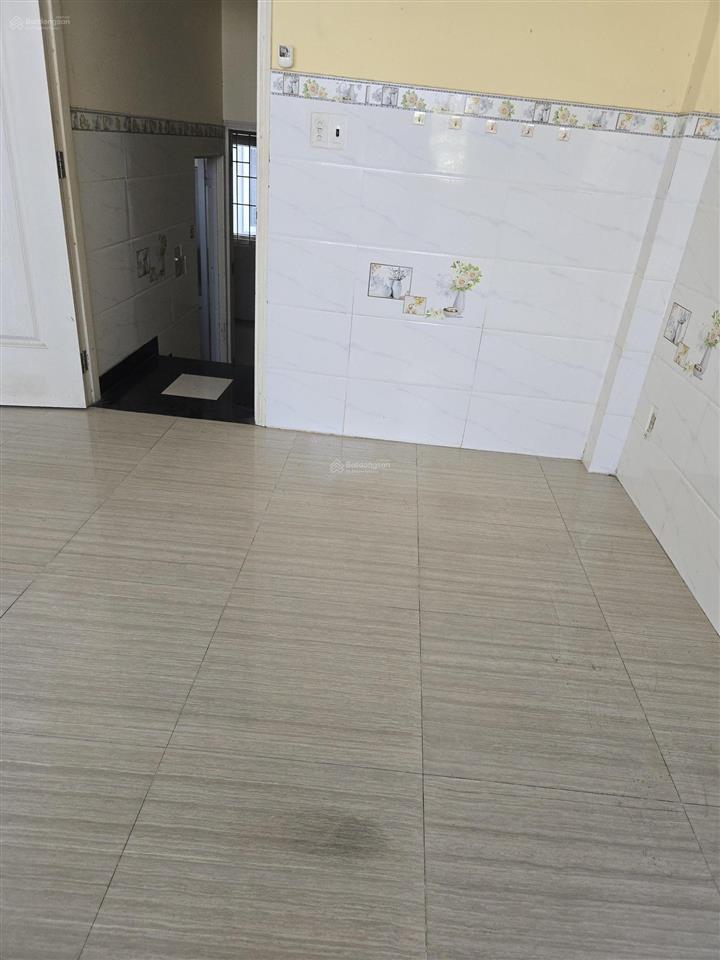 Nhà lò lu cách 100m. dt 71m2 x 2 tầng, 2 phòng ngủ đường xe hơi, giá 3.9 tỷ