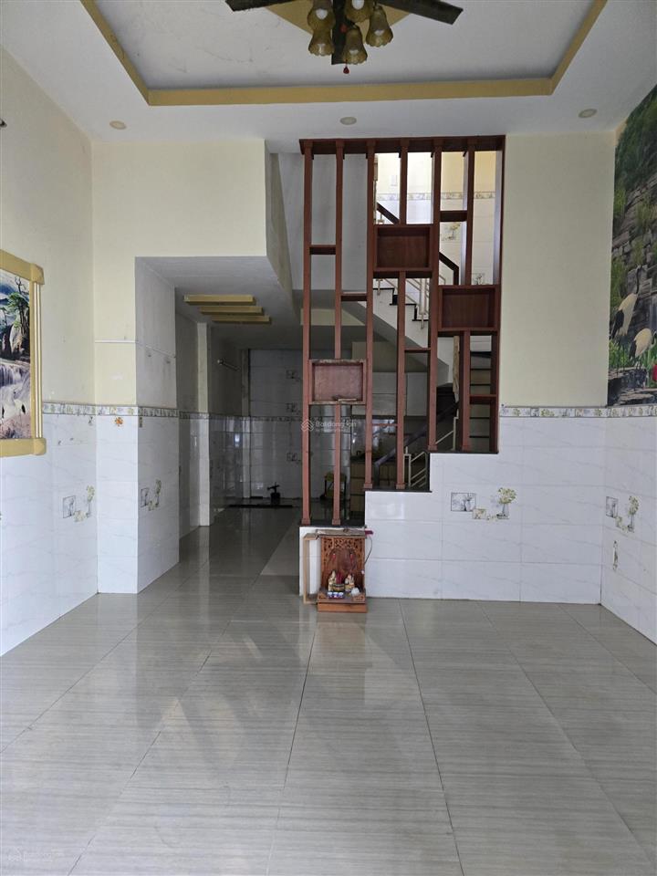 Nhà lò lu cách 100m. dt 71m2 x 2 tầng, 2 phòng ngủ đường xe hơi, giá 3.9 tỷ
