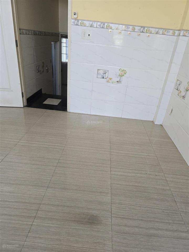 Nhà lò lu cách 100m. dt 71m2 x 2 tầng, 2 phòng ngủ đường xe hơi, giá 3.9 tỷ