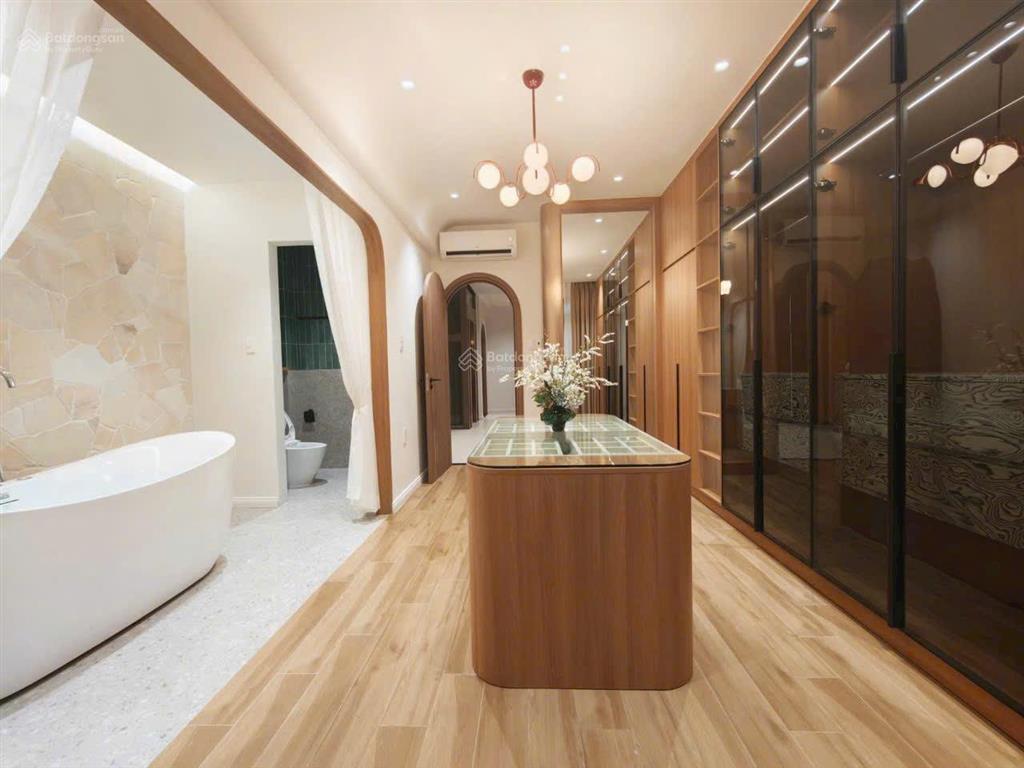 Bán nhà phố cao cấp  hiện đại có thang máy vừa mới xây xong. mặt tiền đường dương cát lợi 20m