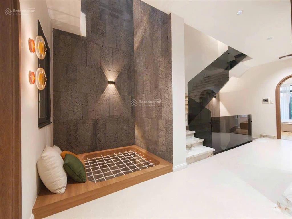 Bán nhà phố cao cấp  hiện đại có thang máy vừa mới xây xong. mặt tiền đường dương cát lợi 20m