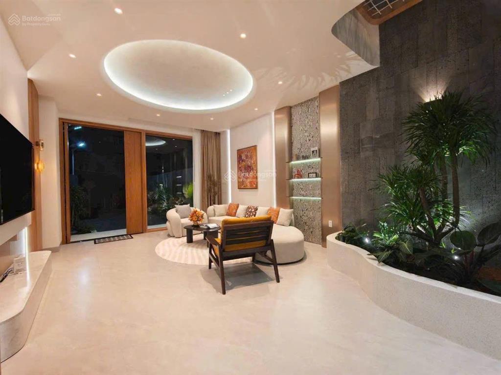 Bán nhà phố cao cấp  hiện đại có thang máy vừa mới xây xong. mặt tiền đường dương cát lợi 20m
