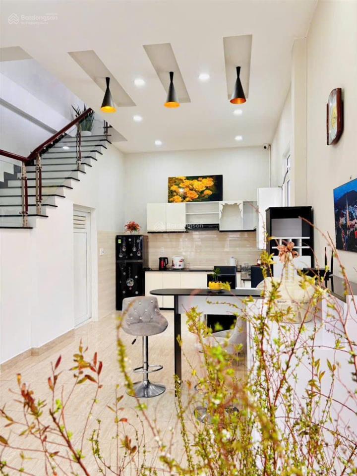 Cho thuê villa nguyên căn  2 phòng ngủ  đầy đủ nội thất  đường nguyễn hữu cảnh  p8  đà lạt