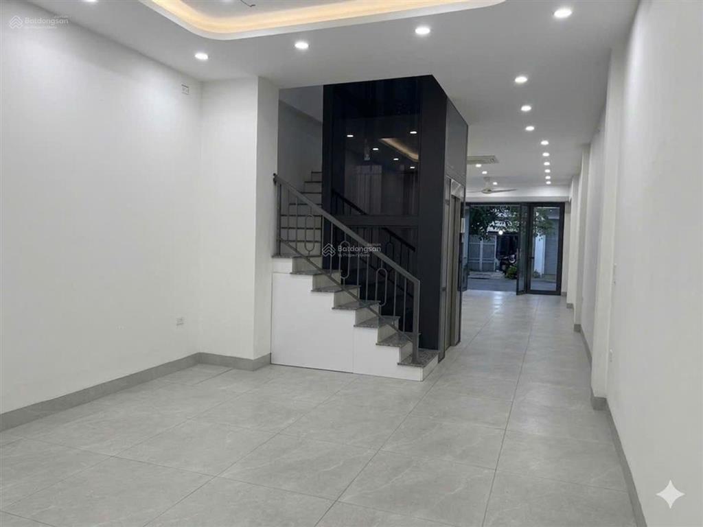 Nhà văn phúlk vipkhu trung tâmsát tháp đồng hồhoàn thiện thang máynội thất nhập khẩu90m20.xt